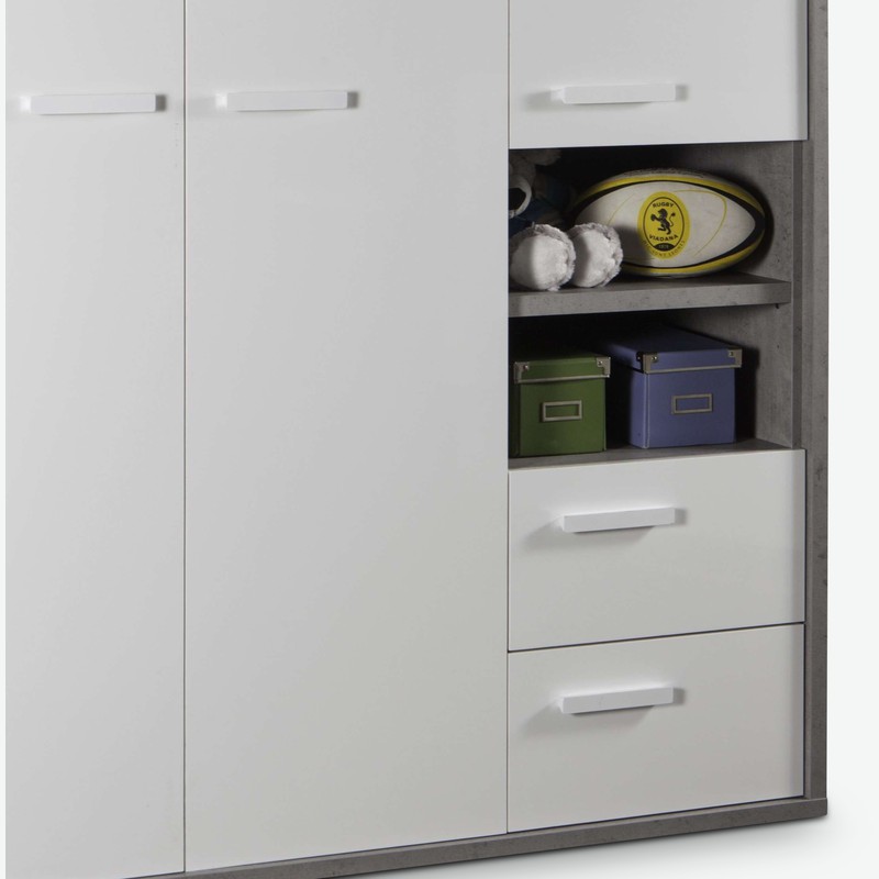 Pedri - Kleiderschrank aus Holzdekor in der Farbe Beton / weiß glanz, mit 3 Türen, 2 Schubkästen und 2 offene Fächer Detail Pedri - Kleiderschrank aus Holzdekor in der Farbe Beton / weiß glanz, mit 3 Türen, 2 Schubkästen und 2 offene Fächer Detail